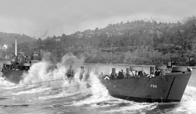 Capt. Ron Gray / navsource.org