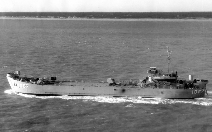 Robert Hurst / navsource.org