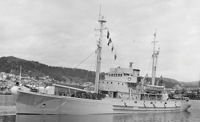© HMNZS Endeavour (buque gemelo) / navsource .org